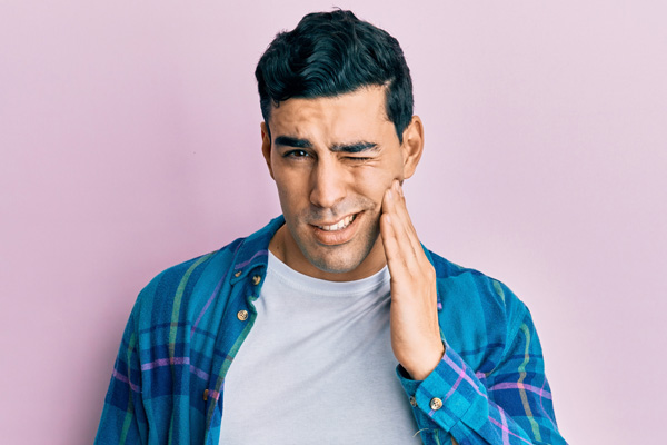 Symptoms Of  A Cracked Tooth And The Treatment